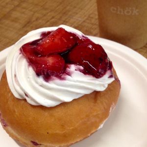 Vegan donut with cream and strawberries at Chök in Barcelona