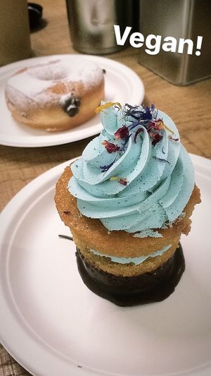 This bakery does some amazing vegans options. 

I had a chocolate filled doughnut and a cupcake. The chocolate doughnut tasted as if the chocolate filling was Nutella! It wasn’t dry and the flavours were balanced well. 

The cup cake was beautifully presented and Tasted as good as it looked! Couldn’t tell the difference between the vegan options and the real thing. 

The staff were friendly and accommodating, friendly atmosphere but the seating wasn’t the best. I would recommend tkaing it away and sitting somewhere a bit nicer.  at Chök in Barcelona