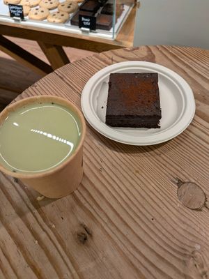 Brownie 4.5/5 and matcha latte at Chök in Barcelona