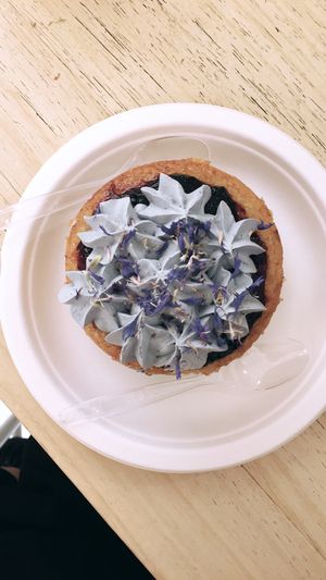 Vegan blueberry and lemon petite cake!   at Chök in Barcelona