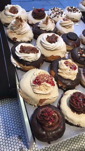 Vegan options: chocolate/fruit/floral, PB&J, apple pie, and carrot cake at Chök in Barcelona