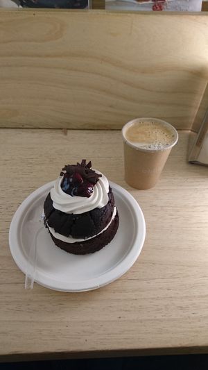 Americano and Selva negra - choclate cake with cream and cherry sauce at Chök in Barcelona