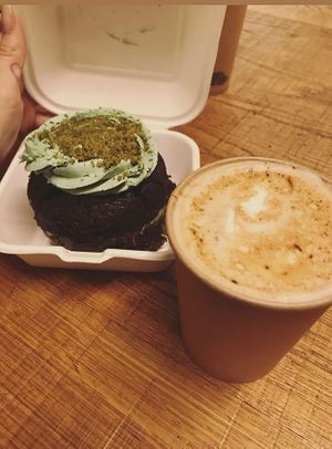 cake and latte with oat milk at Chök in Barcelona