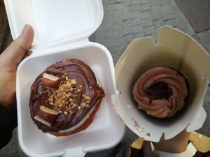 Donut de kínder (no vegano) y cupcake de chocolate vegano at Chök in Barcelona