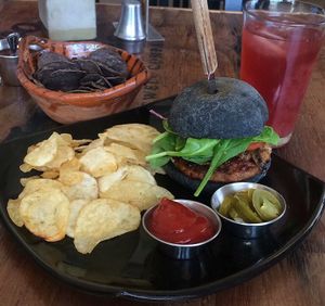 Hamburguesa Carbón con té frío de Frutos del Bosque at Inspiracion 9 in Tijuana