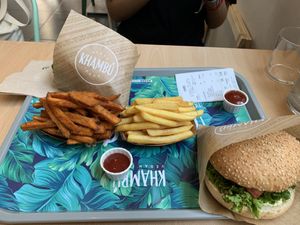 Menú de hamburguesa Indiana con patatas y boniato at Khambú Quart in Valencia