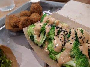 Croquettes and broccoli with peanut sauce at Khambú Quart in Valencia
