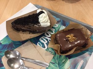 Oreo cheesecake & chocolate brownie at Khambú Quart in Valencia