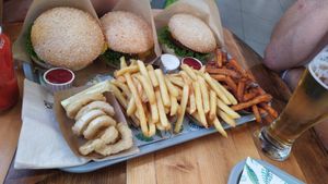 Menús con los calamares veganos y batata at Khambú Quart in Valencia