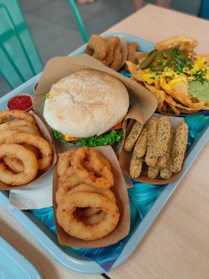 Hamburguesa indiana, aros de cebolla, falafel at Khambú Quart in Valencia