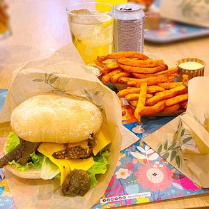 Riquísima la hamburguesa Bali de quinoa y kale con chips de boniato  at Khambú Quart in Valencia