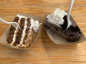 Carrot cake and oreo cake at Khambú Quart in Valencia