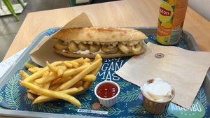 “Squid” sandwich with garlic aioli and fries on the side #Veganuary at Khambú Quart in Valencia