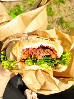 Hamburguesa de heura at Khambú Quart in Valencia