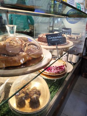 Rollitos de canela y más tartas 🤤 at Khambú Quart in Valencia