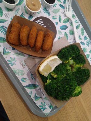 Menù nuggets with broccoli at Khambú Quart in Valencia