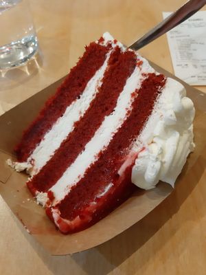 Red velvet cake at Khambú Quart in Valencia