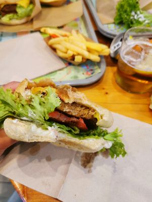 Heerlijke hamburgers, wraps en taartjes! at Khambú Quart in Valencia