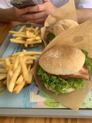 burgers   at Khambú Quart in Valencia
