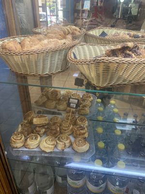 Cinnamon rolls and croissants  at Khambú Quart in Valencia
