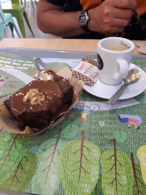 Perfect brownies at Khambú Quart in Valencia
