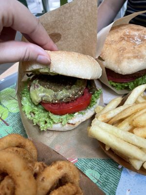 Maya burger no cheese with guacamole   at Khambú Quart in Valencia