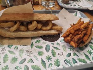 Bocata del mar con patatas de boniato at Khambú Quart in Valencia