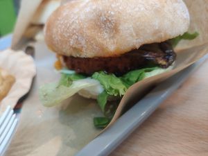 burger de heura de chorizo at Khambú Quart in Valencia