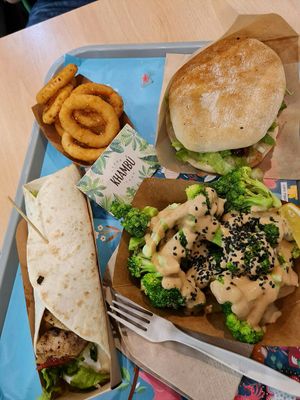 Hamburguesa, aros de cebolla, brócoli con salsa de cacahuete, wrap de heura y dos bebidas, 23'40€. at Khambú Quart in Valencia