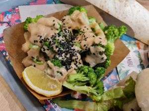 Brócoli al vapor con salsa de cacahuete at Khambú Quart in Valencia