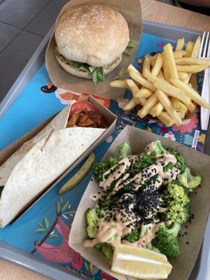 Wrap, broccoli, beyond burger, fries  at Khambú Quart in Valencia