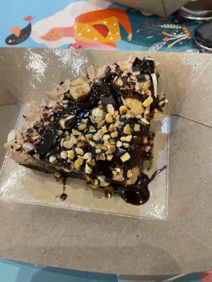 Almond crumble  at Khambú Quart in Valencia