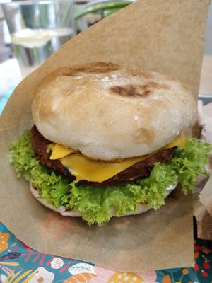 Mexicana Burger. Spicy and creamy ! Difficult to eat it cleanly 😉 at Khambú Quart in Valencia