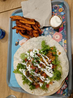 Shawarma wrap + sweet potato fries at Khambú Quart in Valencia