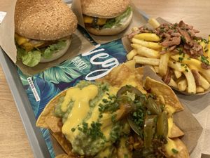 Indiana burger, chori burger, nachos and taboo fries #Veganuary at Khambú Quart in Valencia
