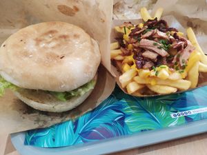 Patatas tabú, con bacon y queso chedar (5'5€) y hamburguesa clásica (6'5€ sin menú, 8'90€ con bebida y patatas) at Khambú Quart in Valencia