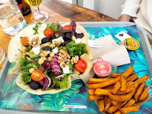 greek salad, sweet potatoes chips at Khambú Quart in Valencia