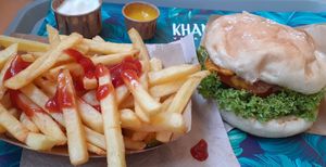 Beyond Burger with a large portion of fries (ketchup added by me 😁) at Khambú Quart in Valencia
