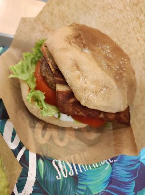 The Classic (soy burger, vegan cheese and bacon, tomato, lattuce, vegan sauce and caramelized onioin) at Khambú Quart in Valencia