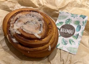 Cinnamon roll    at Khambú Quart in Valencia