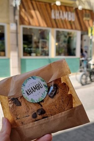 Vegan and gluten-free cookie  at Khambú Quart in Valencia