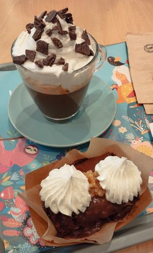 Cafè vienès i brownie, tot amb nata vegana delciosa at Khambú Quart in Valencia