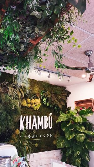 Decoració del local at Khambú Quart in Valencia