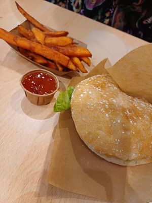 Burger and sweet potato fries at Khambú Quart in Valencia