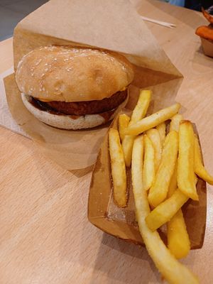 BBQ Burger and fries at Khambú Quart in Valencia