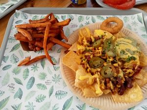 Nacho and sweet potato fries at Khambú Quart in Valencia