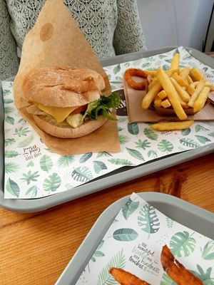 Breaded chicken style burger and fries at Khambú Quart in Valencia
