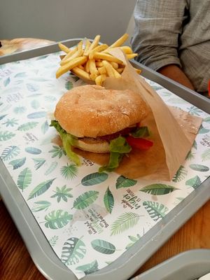 Crispy coated chicken style burger served with onion rings and fries at Khambú Quart in Valencia