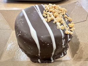 Bomba de chocolate rellena de crema  at Khambú Quart in Valencia