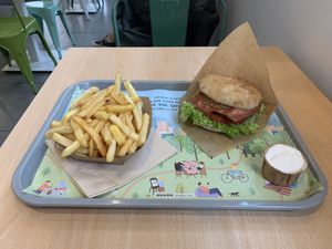 Classic Burger and Friess  at Khambú Quart in Valencia